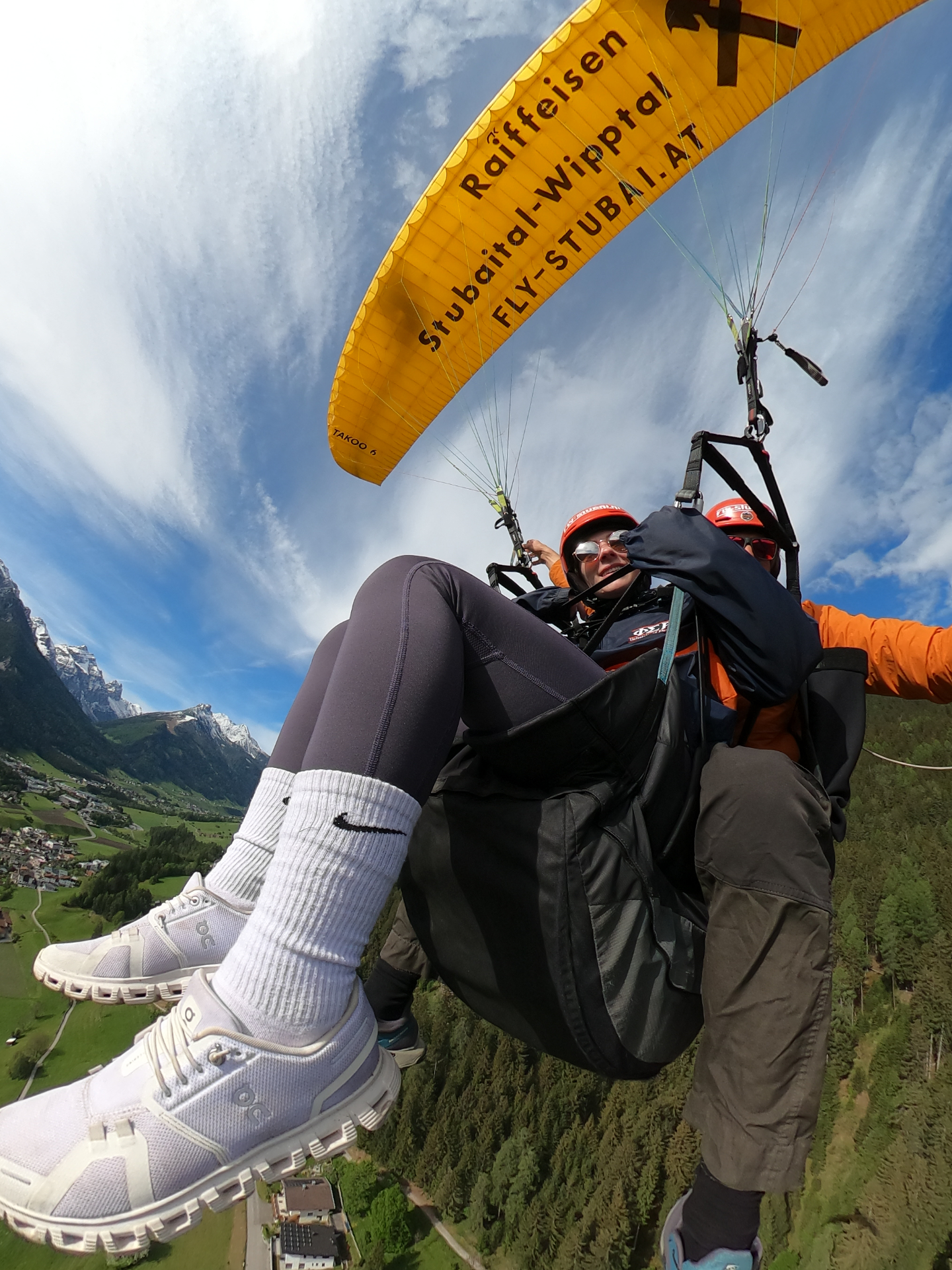 POV-Aufnahme Tandemflug mit Blick auf das Stubaital nahe Innsbruck