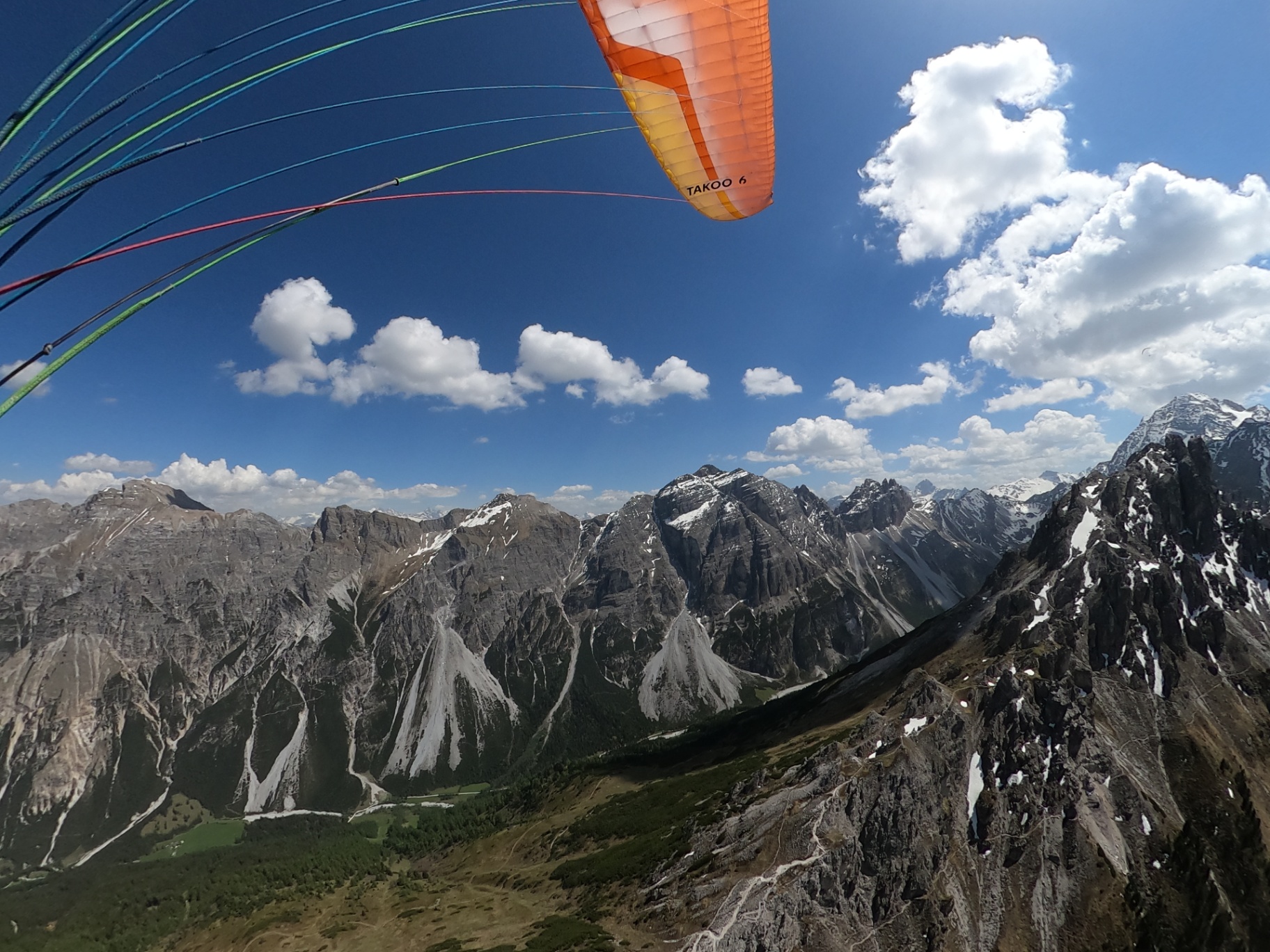 POV-Aufnahme Tandemflug mit Leinen und weitem Bergpanorama über dem Stubaital